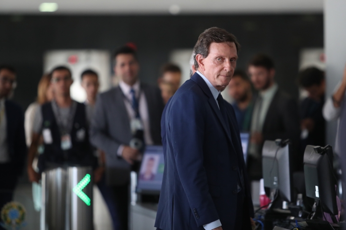 No documento, a PRE encaminhou reportagem da TV Globo que revelou o esquema chamado Guardiões do Crivella, no qual funcionários comissionados da Prefeitura são pagos para fazer plantões nas portas de hospitais e impedir o trabalho de equipes de televi