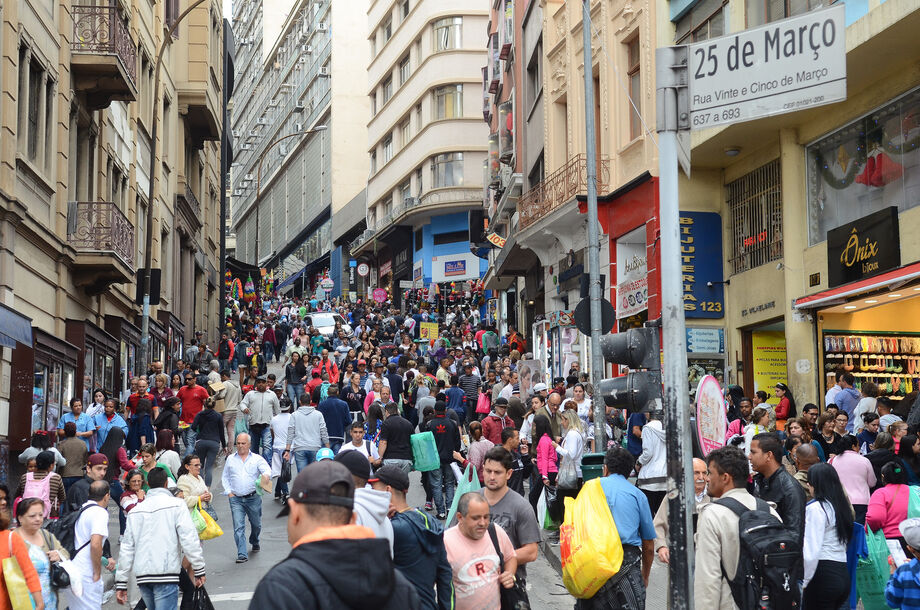 Rua Vinte e Cinco de Março, famoso centro comercial da cidade de São Paulo