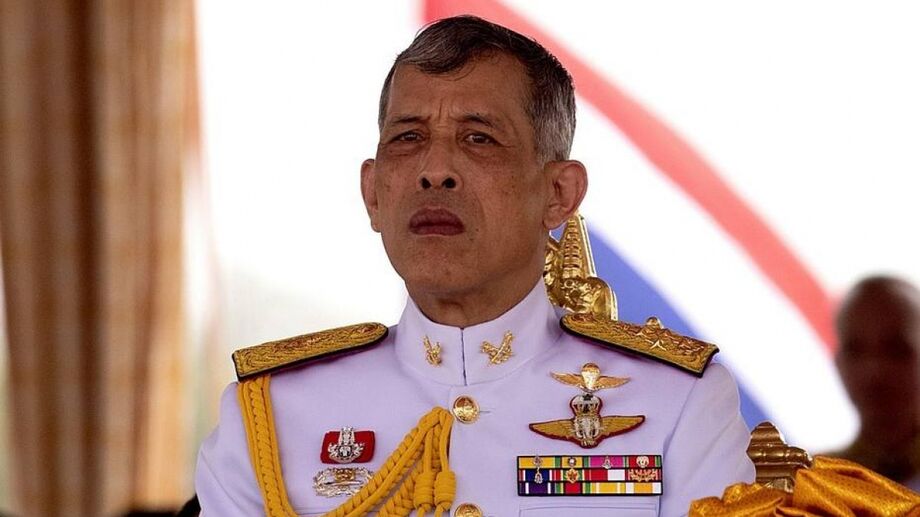 O rei Vajiralongkorn devolveu a posição e os títulos de Sineenat Wongvajirapakdi, sua amante oficial