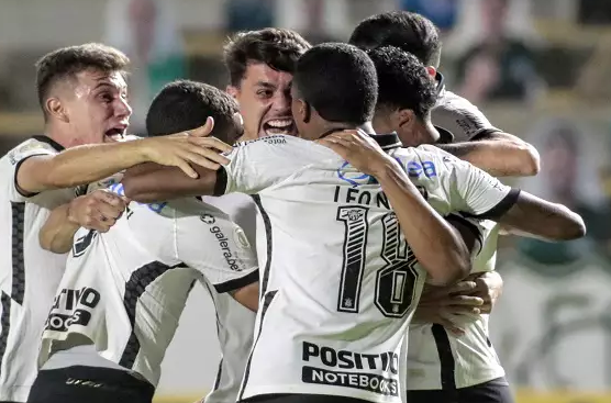 O Corinthians, aos poucos, ia dominando o Goiás.