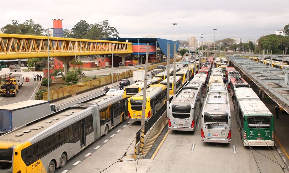 Ônibus articulado invadiu uma estação de passageiros