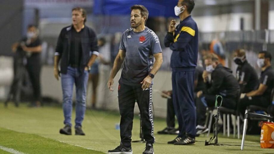 Ramón Menezes, do Vasco, teve de lidar com vários desfalques contra o Santos