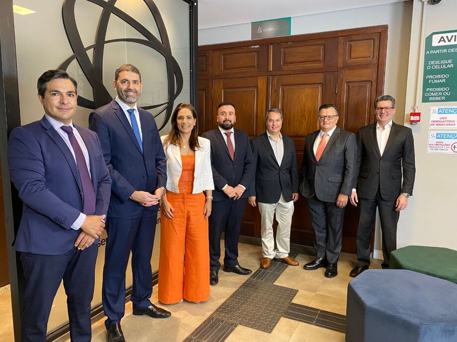 Parte dos docentes e direção da Faculdade Insted