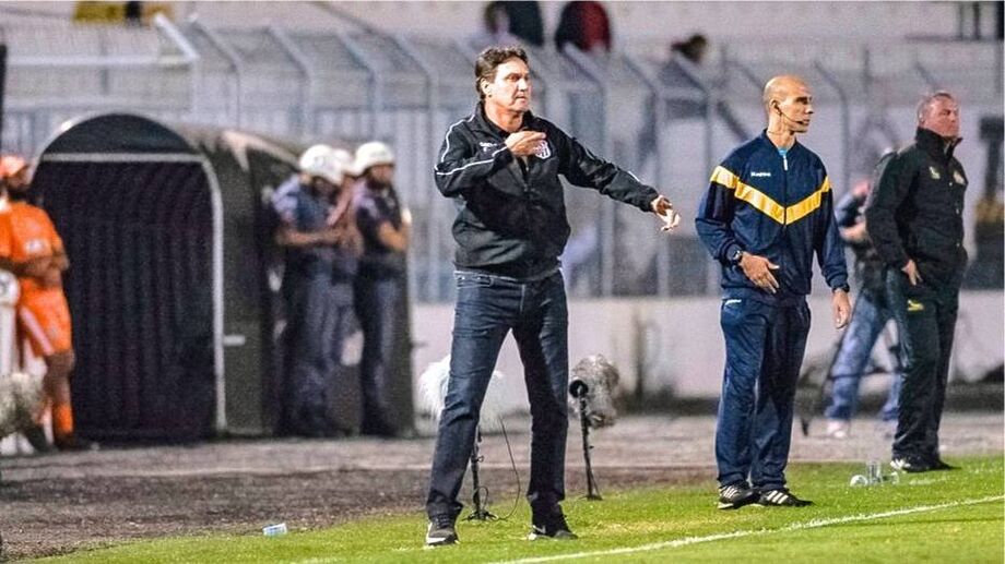 Além deles, o meia João Paulo, vice-artilheiro da Série B, com cinco gols, recebeu o terceiro cartão amarelo na derrota para o Paraná, por 2 a 1, na última terça-feira, e cumpre suspensão automática.