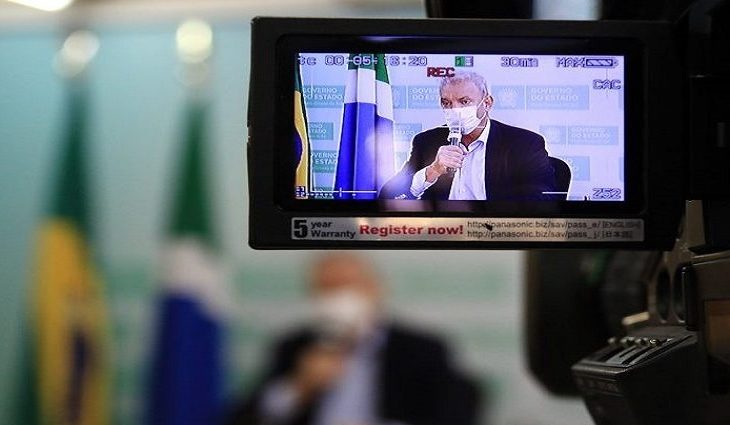 A média móvel indica 751 casos diários nos últimos 7 dias.