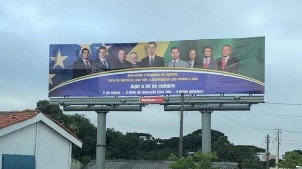 O outdoor em questão foi colocado na saída do aeroporto de Curtiba em março de 2019