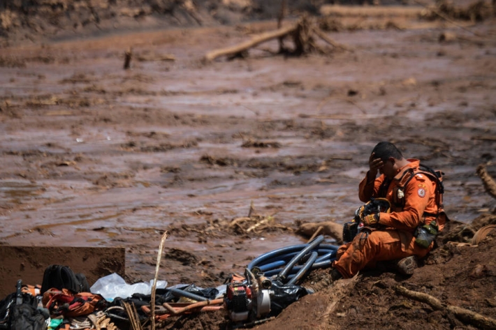 Bombeiro em busca de sobreviventes da tragédia em Brumadinho