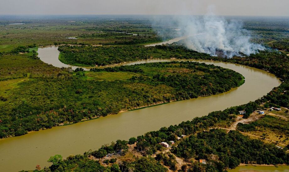 Juntos, a vegetação seca e o calor continuam favorecendo o surgimento de novos focos de incêndio.