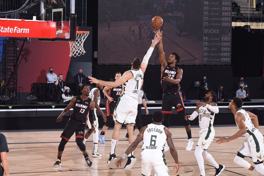 Khris Middleton e Brook Lopez foram os melhores do time de Milwaukee.