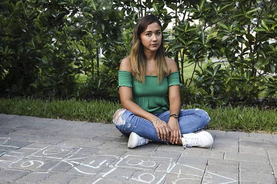 Valeria Rodriguez, que é de North Coahuila, México, na casa onde é au pair para quatro crianças com idades entre 1 e 5 anos, em Tampa, Flórida, 24 de junho de 2020