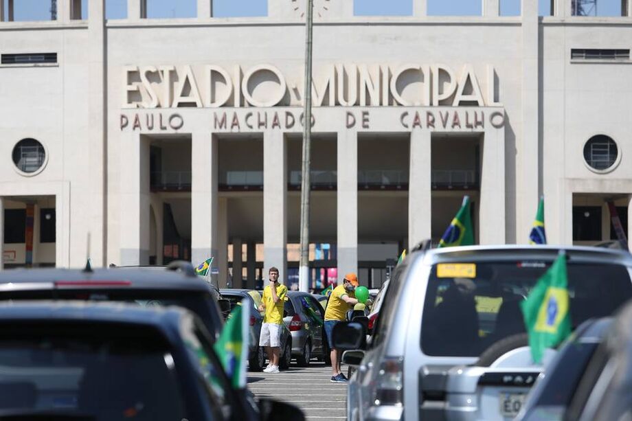 Concentração da carreata em prol da continuidade da Operação Lava Jato em São Paulo, em frente ao estádio do Pacaembu