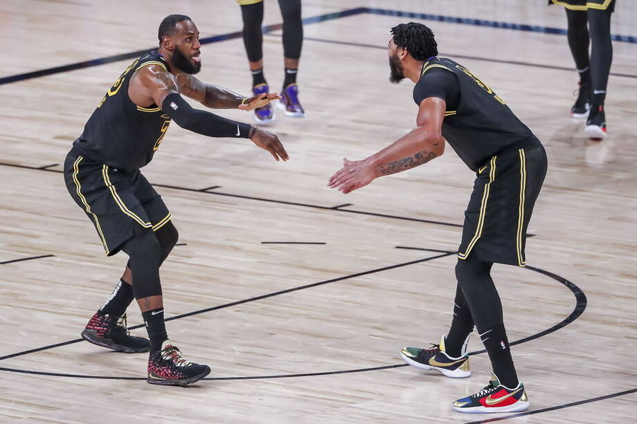O destaque foi a dupla LeBron James (28 pontos, 11 rebotes e 9 assistências) e Antony Davis (34 pontos e 10 rebotes).