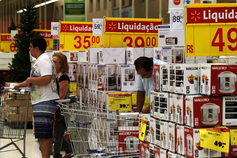 Por outro lado, os segmentos que mais fecharam vagas foram os de artigos de vestuários e acessórios (-33.918 vagas) e calçados e artigos de viagem (-11.325).