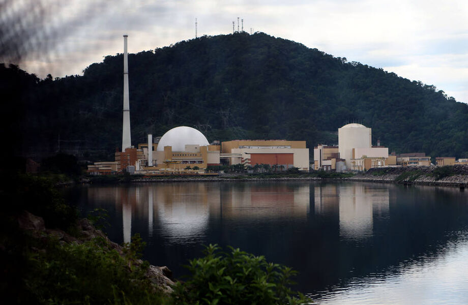 Segundo a IEA, a energia nuclear tem futuro incerto, porque muitas usinas antigas estão começando a fechar em economias mais avançadas, como Alemanha, em razão de políticas de segurança e fatores econômicos.