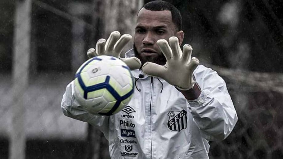 Everson em ação pelo Santos antes de acertar com o Atlético-MG