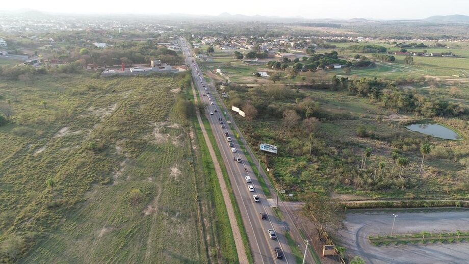 Fila de carros na espera para entrar em Bonito (MS)