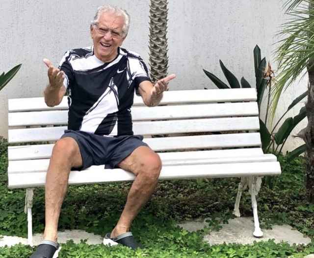 Em outra foto, Carlos Alberto de Porpetone aparecem no banco da praça no jardim da casa do apresentador.