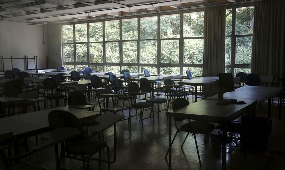 Volta às aulas tem poucos alunos no interior de SP