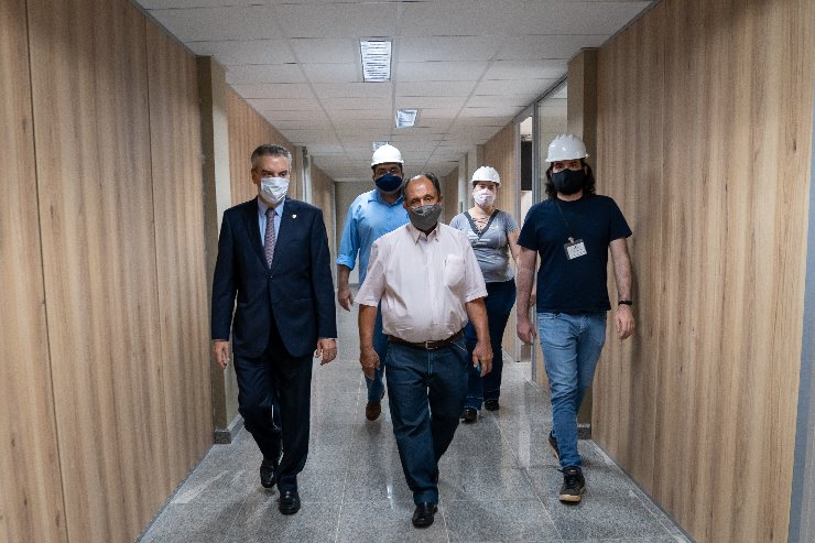 Deputados Paulo Corrêa e Zé Teixeira durante visita às obras na Assembleia Legislativa