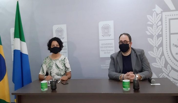 Diretora de Educação para o Trânsito do Departamento, Elijane Coelho, ao lado do Me. em Psicologia do Trânsito, Renan da Cunha Soares Junior