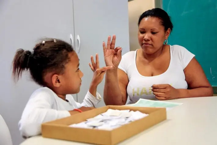 As escolas da Rede Estadual de MS poderão incluir em seus componentes curriculares a Língua Brasileira de Sinais (Libras)