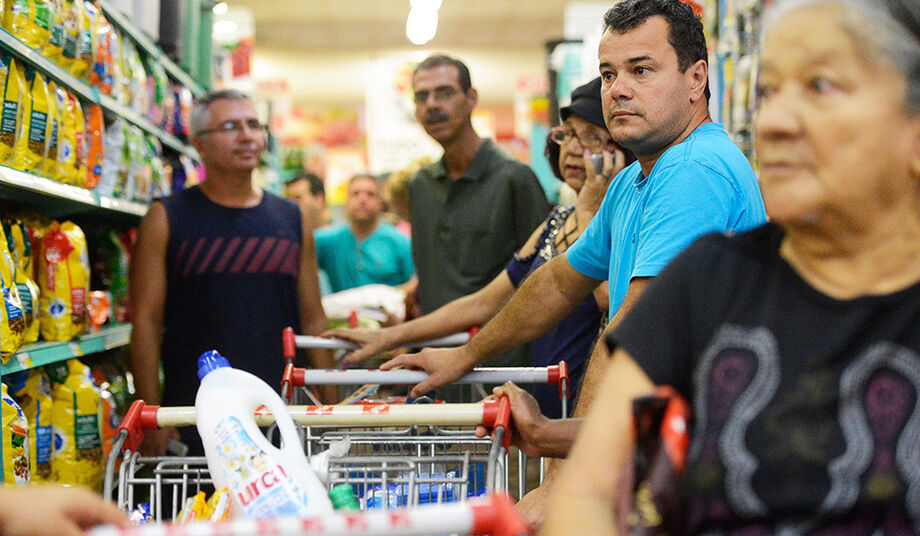 Frutas e carnes puxaram alta da inflação na Capital