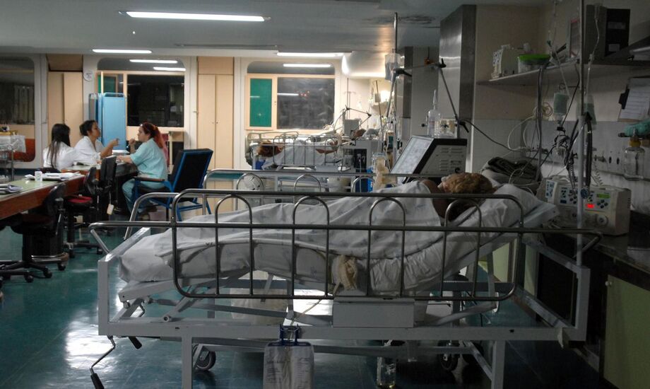 Em outros locais, porém, os hospitais estão vazios ou foram desativados antes mesmo de receber pacientes