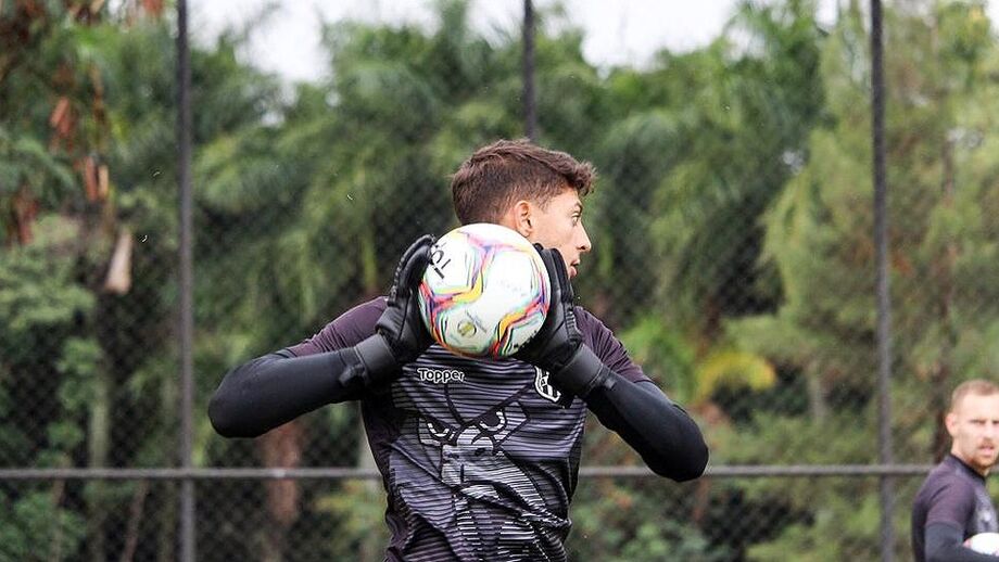 Goleiro Guilherme Nogueira renovou com a Ponte Preta