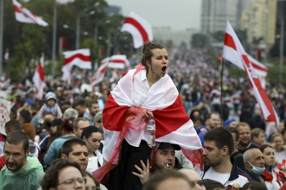 Alvo de protestos, presidente Alexander Lukashenko diz que não renuncia ao cargo e fala em reforma constitucional para sair da crise