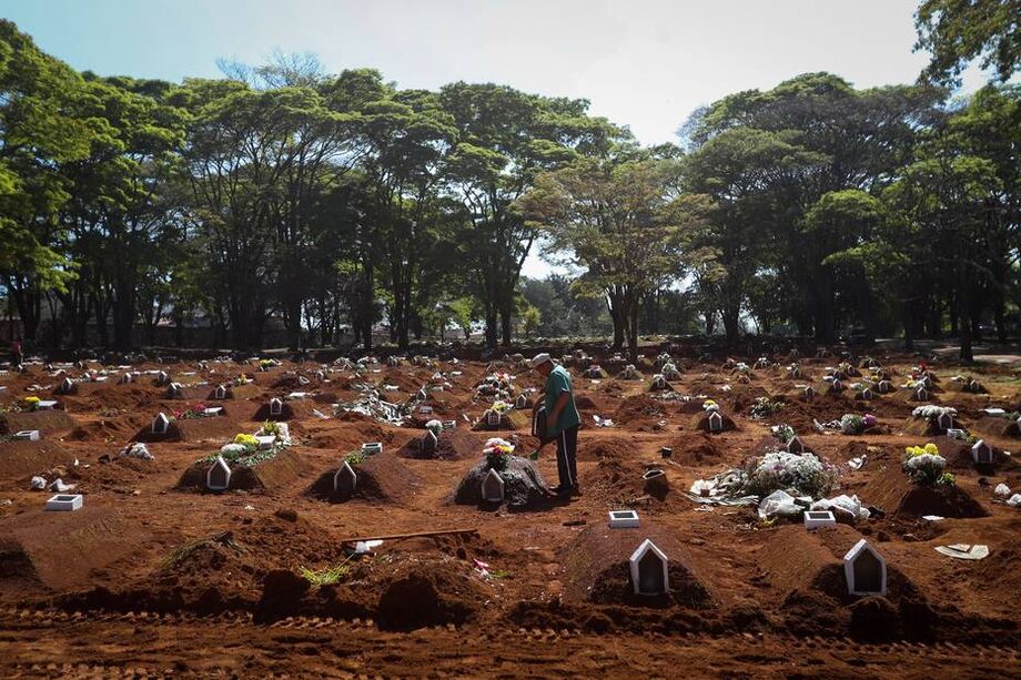 Os Estados Unidos lideram o total de pessoas contaminadas globalmente