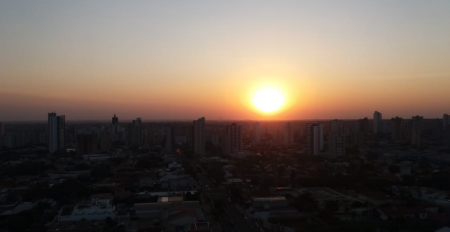 A mínima está estimada em 16°C, enquanto a máxima pode chegar aos 42°C no Estado.