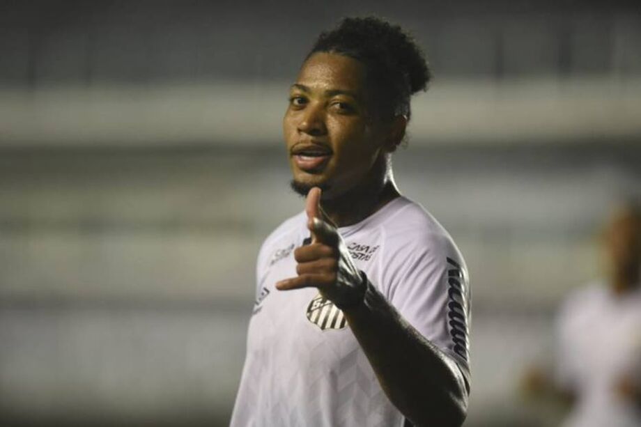 O jogador Marinho fez dois gols na vitória do Santos contra o Atlético-MG