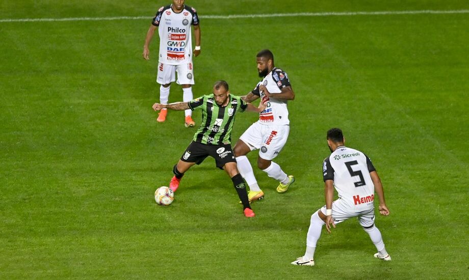 João Paulo e Luan Dias voltam para competição entre Ponte e Avaí amanhã
