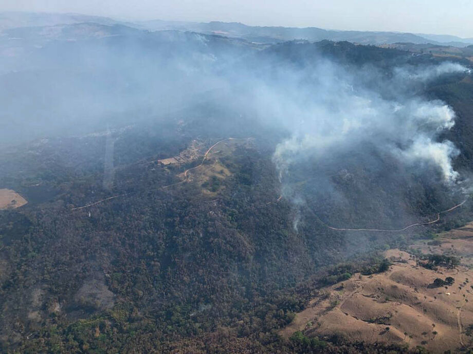 O incêndio atinge áreas de mata nos municípios de São João da Boa Vista, Vargem Grande do Sul e Águas da Prata
