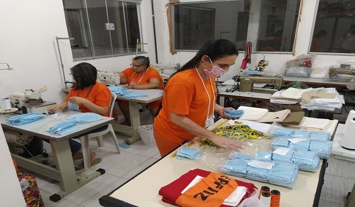 O trabalho consiste também na confecção de lixeiras personalizadas para carros.