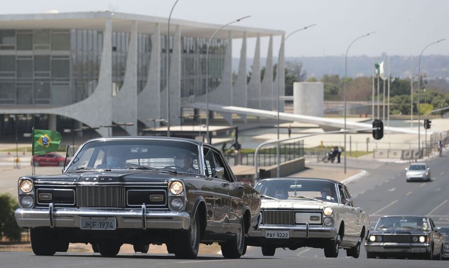 Carreata de carros antigos percorreu alguns dos principais pontos turísticos da cidade