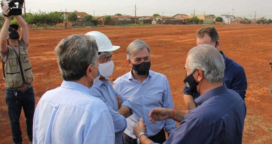 Após assinar autorização para o início da obra, governador Reinaldo Azambuja foi até o local onde a nova sede do DOF será construída