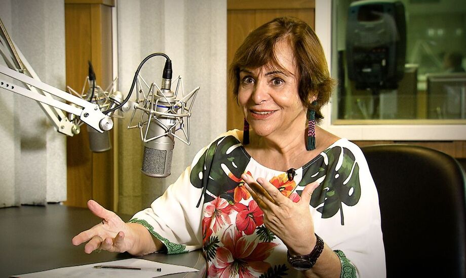 A jornalista Mara Régia comanda o programa Viva Maria