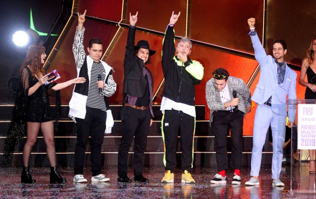 Grupo Lagum recebe Prêmio Fiat Argo, no Prêmio Multishow, em outubro de 2019; Tio Wilson é o terceiro, da direita para a esquerda