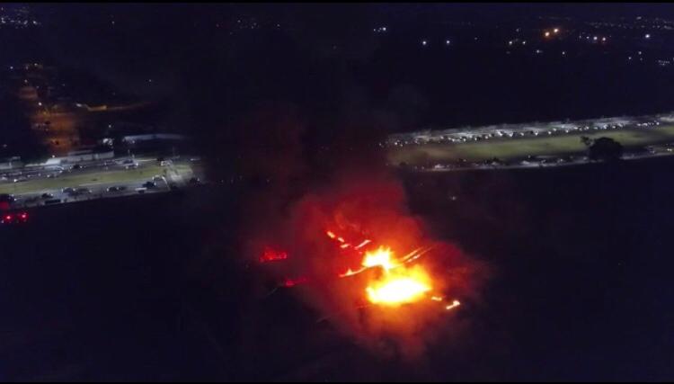 Imagem aérea do local mostra a dimensão do incêndio