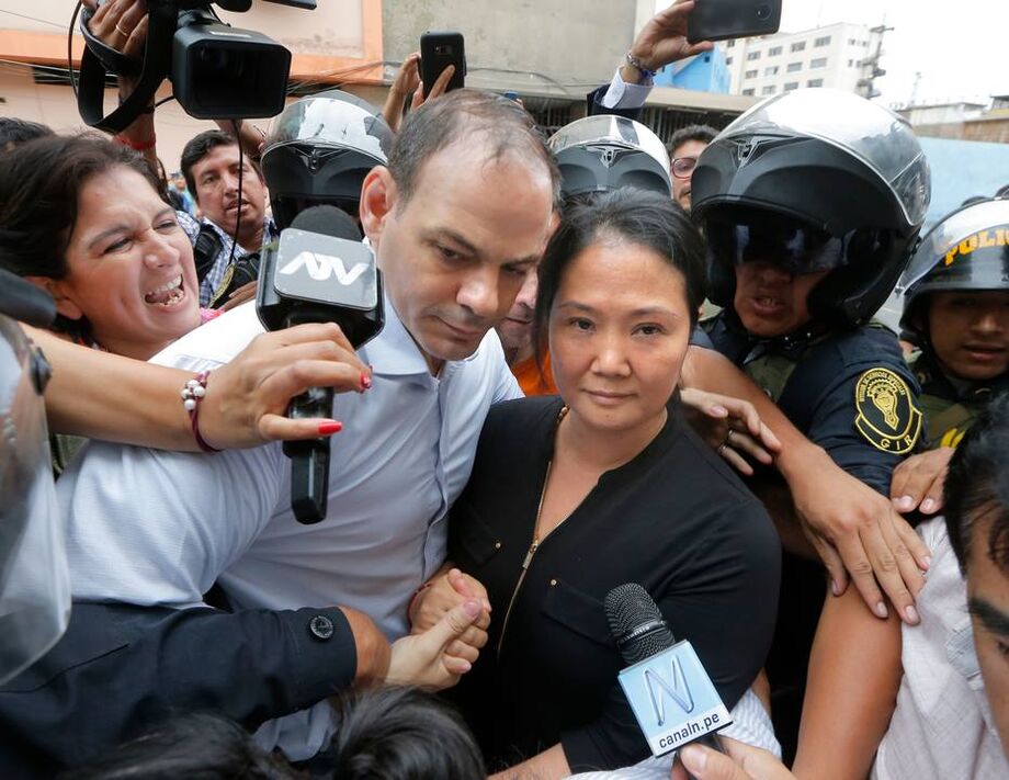 Keiko Fujimori chega ao tribunal acompanha pelo marido, Mark Villanella