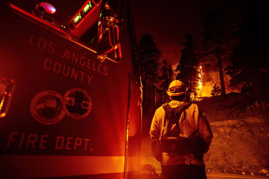 Bombeiro combate fogo em parque de Los Angeles, Califórnia