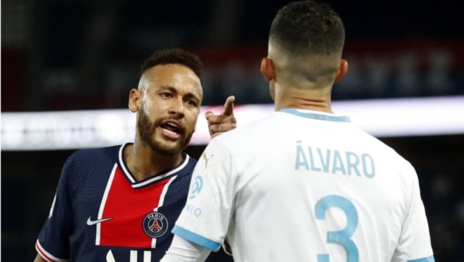 Ainda no primeiro tempo, em lance aos 37 minutos, Neymar foi até o quarto árbitro para dizer racismo não!