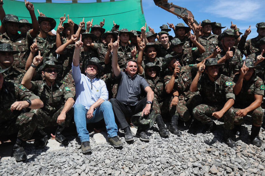 Jair Bolsonaro posa ao lado de militares em São Desidério; TCU determinou divulgação dos dados no Portal da Transparência