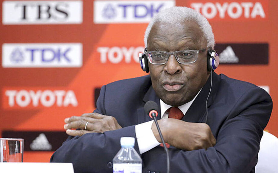 Lamine Diack, ex-presidente da Federação Internacional de Atletismo, é acusado de corrupção, lavagem de dinheiro, formação de quadrilha e encobrimento de doping