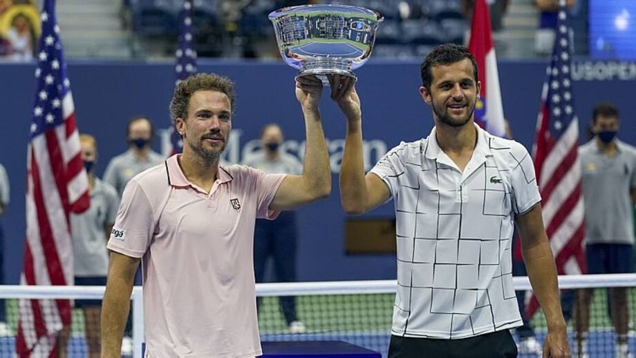 Bruno Soares (à esquerda) ergue o troféu do US Open ao lado do croata Mate Pavic