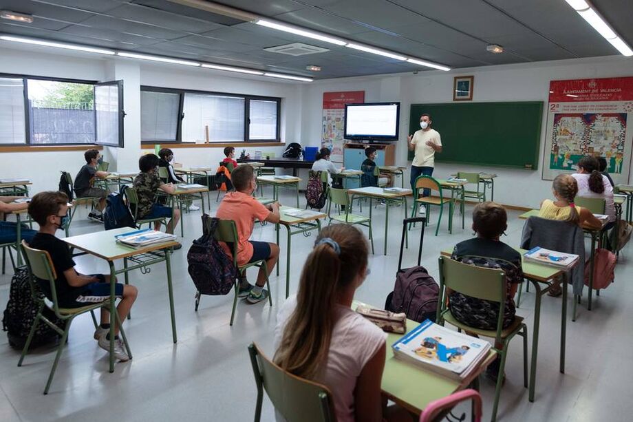 As entidades explicam que, do ponto de vista da saúde pública, a decisão de fechar ou reabrir escolas deve ser orientada por uma abordagem baseada no risco