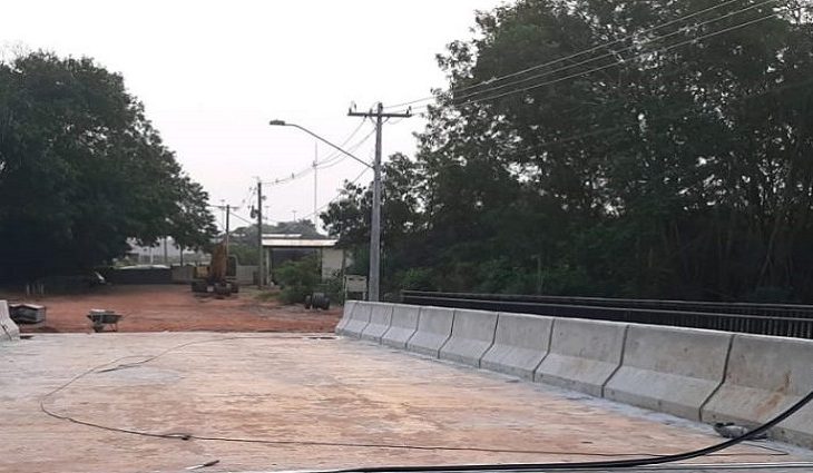 Com 20 metros de extensão e 10 de largura, a primeira ponte está situada na Avenida Weimar Gonçalves Torres.