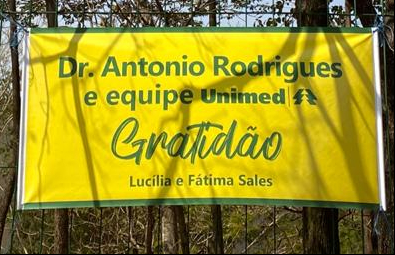 Em agradecimento a cada profissional da cooperativa médica, ela, que venceu a Covid-19, colocou uma faixa em frente ao hospital, e nesta terça-feira, 15 de setembro, data que celebramos o Dia do Cliente, ela fala sobre gratidão à vida.