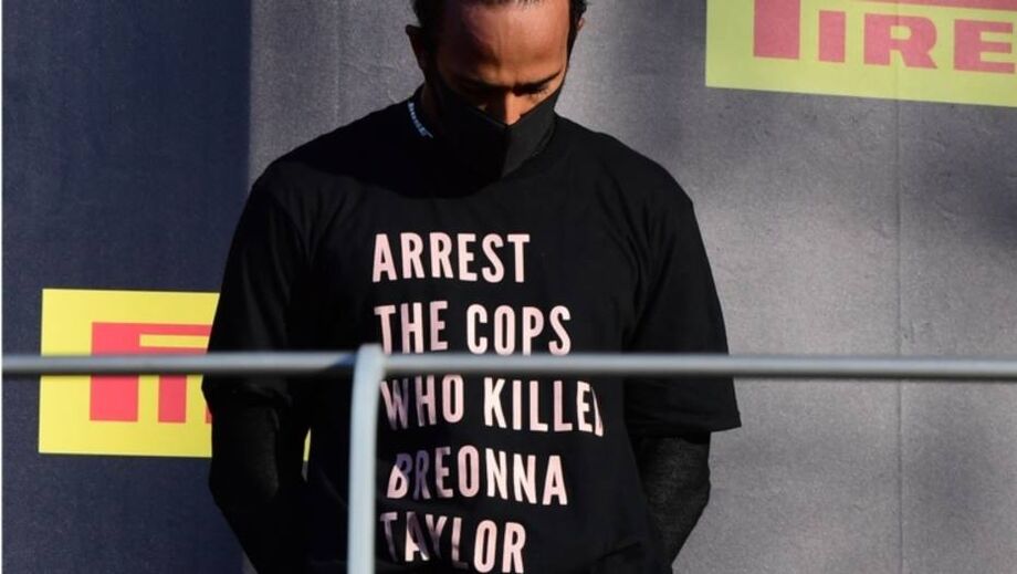 Hamilton usa camisa dizendo 'prendam os policiais que mataram Breonna Taylor'